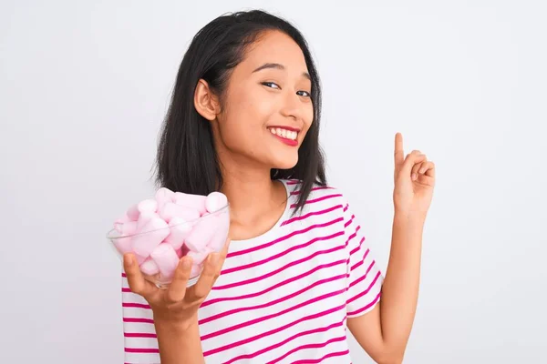 Wanita Cina Yang Cantik Memegang Mangkuk Dengan Marshmallow Atas Latar — Stok Foto