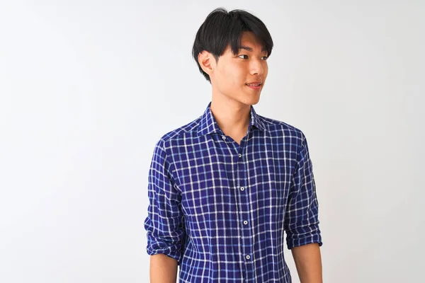 Młody Chińczyk Ubrany Luźną Niebieską Koszulę Stojący Nad Odizolowanym Białym — Zdjęcie stockowe
