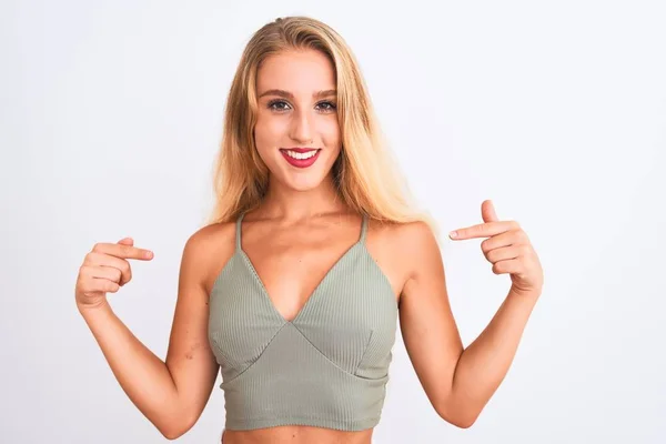 Jovem Mulher Bonita Vestindo Casual Camiseta Verde Sobre Fundo Branco — Fotografia de Stock