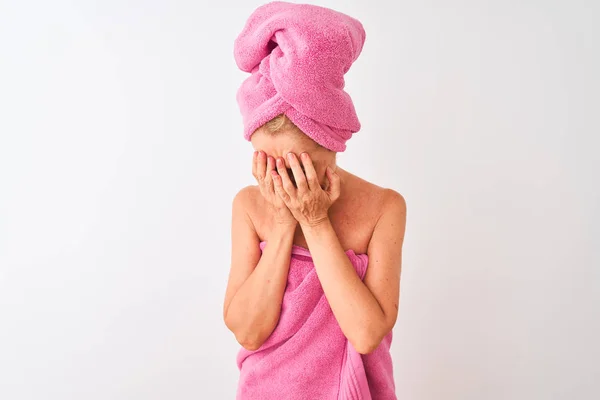 中年妇女洗澡后穿着浴巾 站在孤立的白色背景上 哭哭啼啼时满脸愁容 抑郁症的概念 — 图库照片