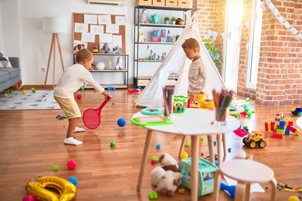 Bedårande Blonda Tvillingar Leker Runt Massor Leksaker Dagis — Stockfoto