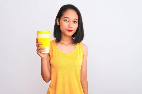 Jonge Chinese Vrouw Drinken Take Away Glas Koffie Geïsoleerde Witte — Stockfoto
