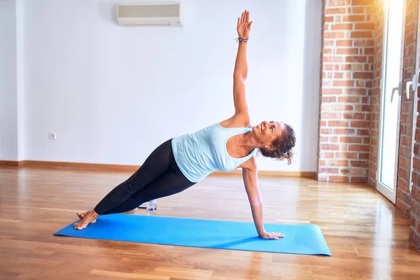 Medioevo Bella Sportwoman Sorridente Felice Sul Tappeto Praticare Yoga Facendo — Foto Stock