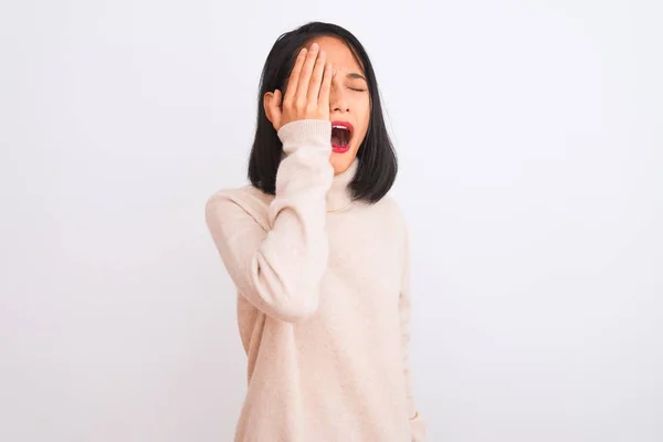 Jovem Chinesa Vestindo Camisola Gola Alta Sobre Fundo Branco Isolado — Fotografia de Stock