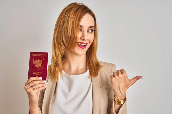 Rudowłosy Kaukaski Biznes Kobieta Posiadające Paszport Rosji Odosobnionym Tle Wskazując — Zdjęcie stockowe