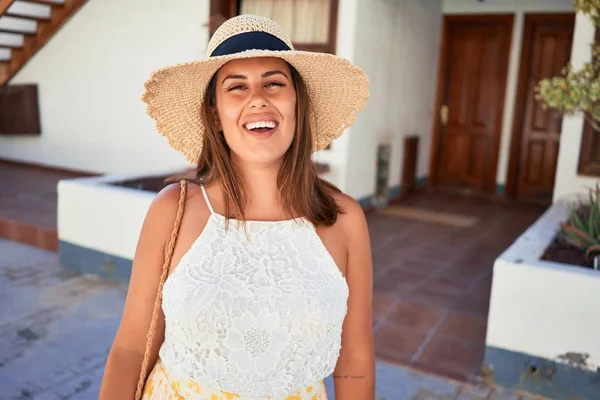 Jovem Mulher Bonita Aldeia Romática Andando Rua Cidade Dia Ensolarado — Fotografia de Stock