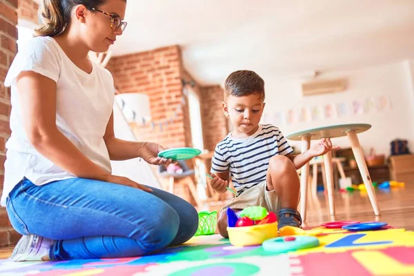 Schöner Kleinkind Junge Sitzt Auf Puzzle Spielen Mit Plastiktellern Obst — Stockfoto