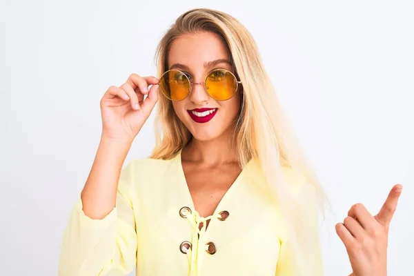 Joven Hermosa Mujer Con Camiseta Amarilla Gafas Sol Sobre Fondo —  Fotos de Stock