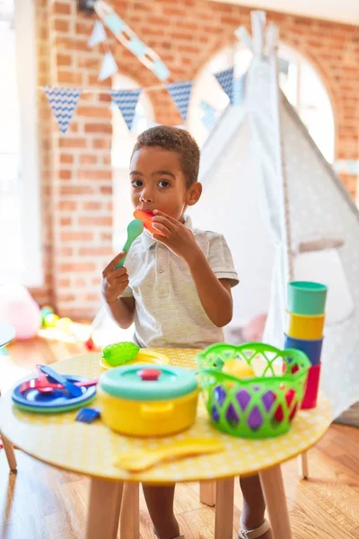 Hermoso Niño Afroamericano Jugando Con Comida Plástica Juguete Cubiertos Jardín — Foto de Stock