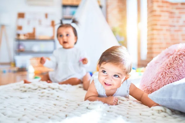 Güzel Bebek Mutlu Kızlar Evde Birlikte Oynuyorlar Battaniyenin Üzerinde Uzanarak — Stok fotoğraf