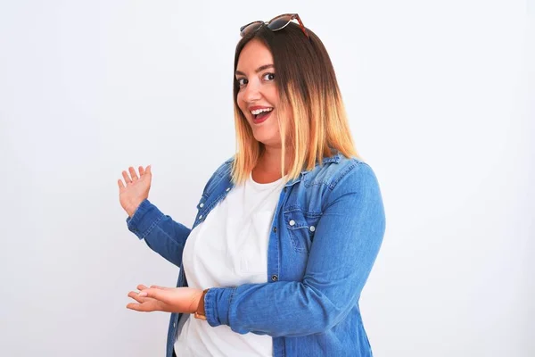 Beautiful Woman Wearing Denim Shirt Standing Isolated White Background Inviting — ストック写真