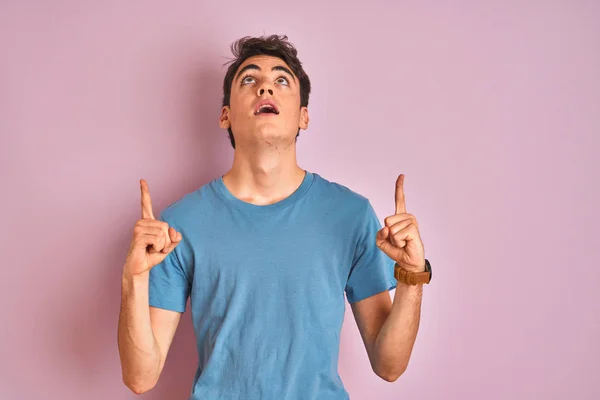 Ragazzo Adolescente Indossa Casual Shirt Piedi Sfondo Blu Isolato Stupito — Foto Stock