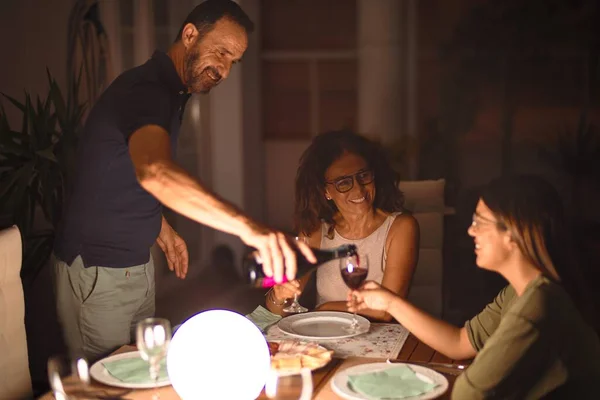 Bella Cena Famiglia Bere Una Tazza Vino Sorridente Sulla Terrazza — Foto Stock