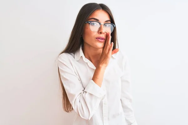 Joven Mujer Negocios Hermosa Con Gafas Pie Sobre Fondo Blanco —  Fotos de Stock