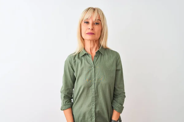 Mujer Mediana Edad Con Camisa Verde Casual Pie Sobre Fondo — Foto de Stock