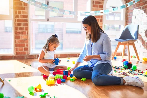 Kaukasische Mädchen Spielen Und Lernen Der Schule Mit Einer Lehrerin — Stockfoto