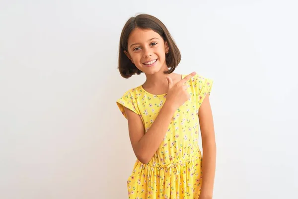 Jovem Menina Bonita Usando Vestido Floral Amarelo Sobre Fundo Branco — Fotografia de Stock