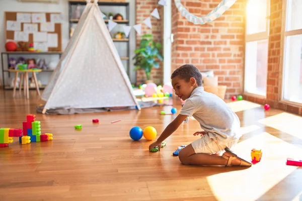 Hermoso Niño Afroamericano Jugando Con Coches Alrededor Montón Juguetes Jardín —  Fotos de Stock