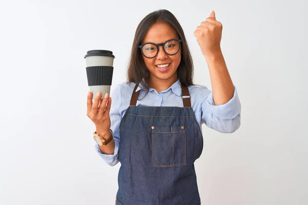 Mladý Číňan Barista Žena Nosí Brýle Drží Kávu Přes Izolované — Stock fotografie