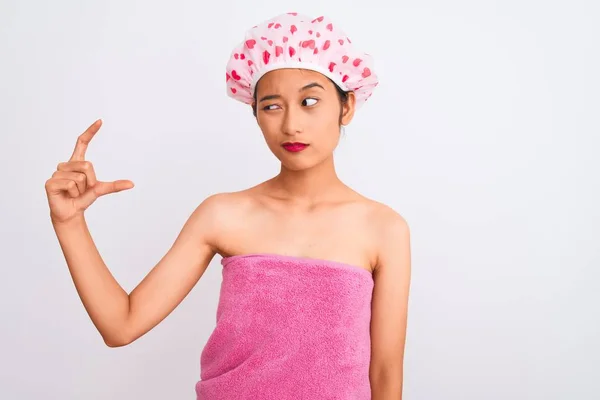 Jonge Chinese Vrouw Met Douchehanddoek Badmuts Geïsoleerde Witte Achtergrond Glimlachend — Stockfoto