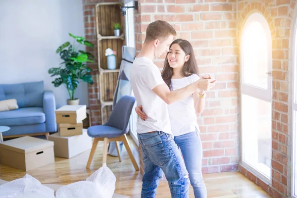 Junges Schönes Paar Tanzt Neuen Zuhause Kartons Herum — Stockfoto