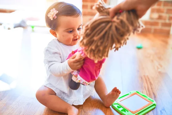 Anaokulunda Renkli Oyuncaklarla Oynayan Güzel Bir Bebek — Stok fotoğraf