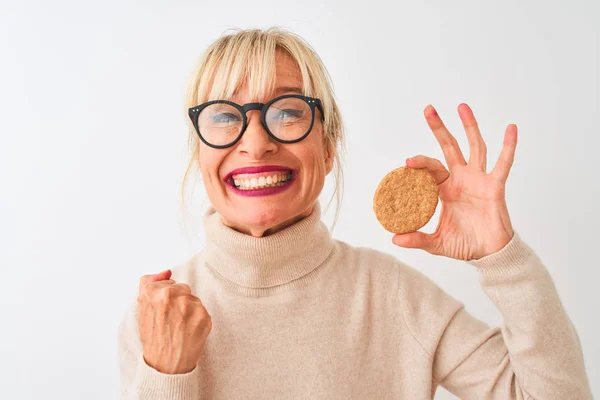 Mulher Meia Idade Usando Óculos Segurando Biscoito Sobre Fundo Branco — Fotografia de Stock