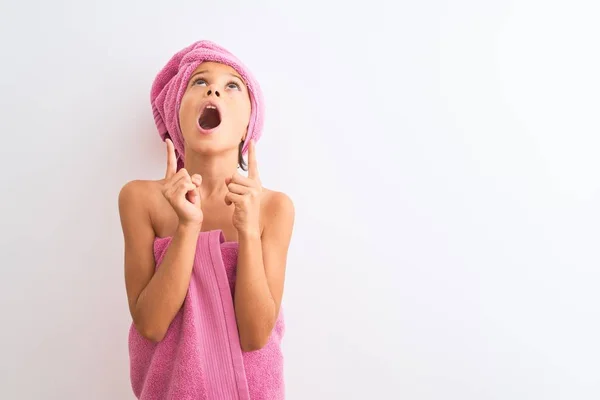 Hermosa Niña Usando Toalla Ducha Después Del Baño Pie Sobre — Foto de Stock