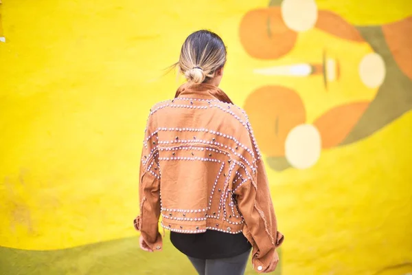 Young Beautiful Girl Wearing Brown Jacket Standing Backwards Colorful Wall — Stock Photo, Image