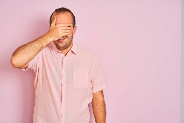 Hombre Joven Con Camisa Elegante Pie Sobre Fondo Rosa Aislado — Foto de Stock