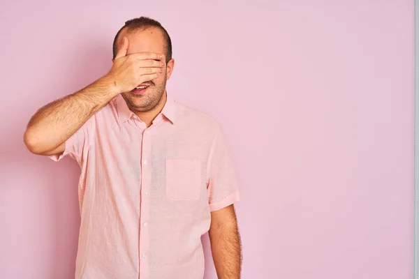 Hombre Joven Con Camisa Elegante Pie Sobre Fondo Rosa Aislado —  Fotos de Stock