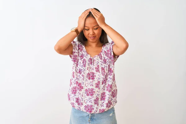 Ung Kinesisk Kvinna Bär Casual Blommig Shirt Stående Över Isolerad — Stockfoto