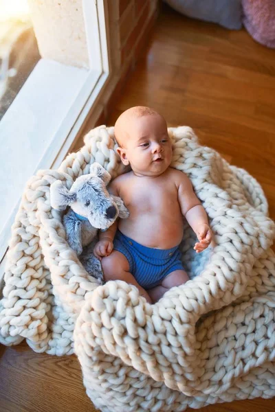 自宅で毛布の上に床の上に寝そべっている愛らしい赤ちゃん 新生児リラックスして安らぐ人形と — ストック写真