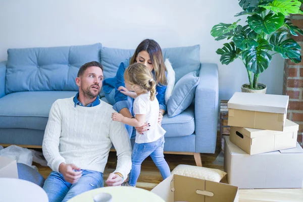 Hermosa Familia Padres Sentados Sofá Bebiendo Café Mirando Hijo Jugando — Foto de Stock