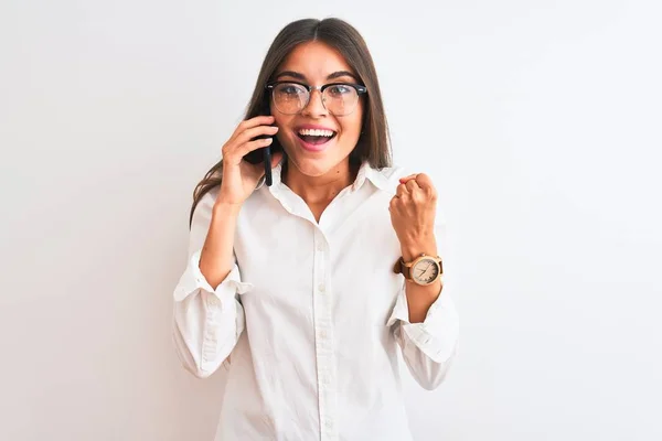 Joven Mujer Negocios Con Gafas Hablando Teléfono Inteligente Sobre Fondo — Foto de Stock