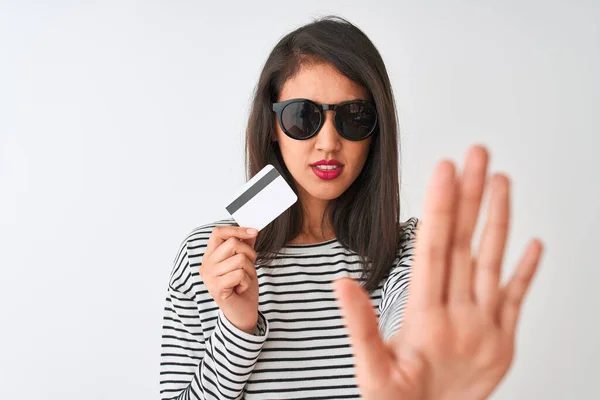 Ung Kinesisk Kvinna Bär Solglasögon Håller Kreditkort Över Isolerad Vit — Stockfoto