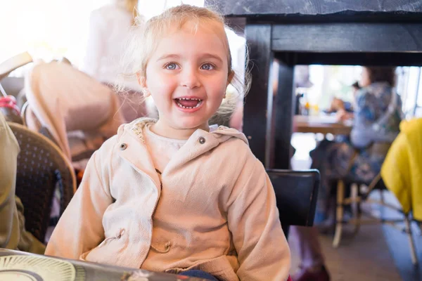 Belle Enfant Bas Âge Fille Assise Sur Chaise Haute Bébé — Photo