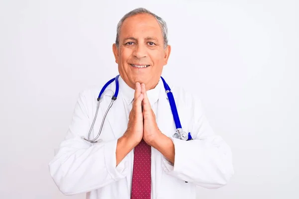 Senior Uomo Medico Dai Capelli Grigi Indossa Stetoscopio Piedi Sopra — Foto Stock