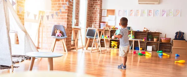 Schöner Kleinkind Junge Steht Mit Vielen Spielsachen Kindergarten — Stockfoto
