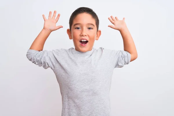 Hermoso Niño Con Camiseta Casual Gris Pie Sobre Fondo Blanco — Foto de Stock