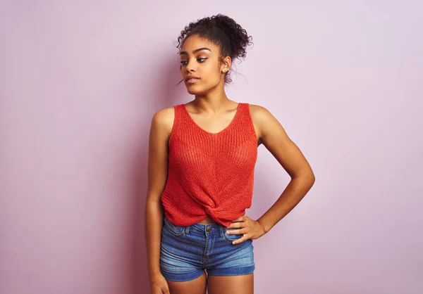 Ung Vacker Afrikansk Amerikansk Kvinna Stående Klädd Casual Orange Shirt — Stockfoto