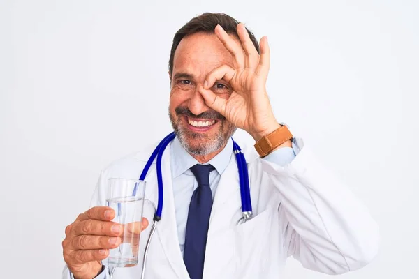 Szczęśliwy Lekarz Człowiek Szklanką Wody — Zdjęcie stockowe
