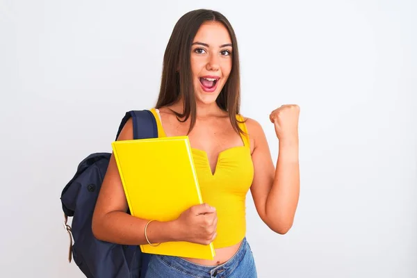 Krásná Studentka Batohu Drží Notebook Přes Izolované Bílé Pozadí Křičí — Stock fotografie