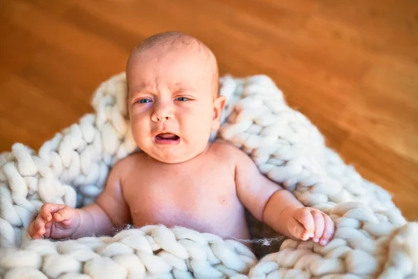 Bebê Adorável Deitado Chão Sobre Cobertor Casa Choro Recém Nascidos — Fotografia de Stock