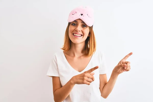 Mulher Ruiva Bonita Usando Máscara Dormir Sobre Fundo Isolado Sorrindo — Fotografia de Stock