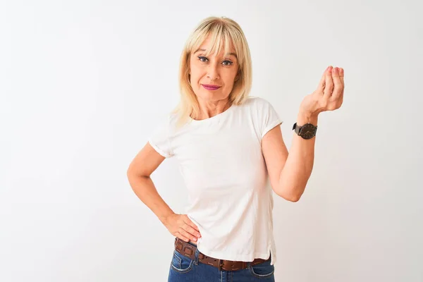 Frau Mittleren Alters Lässigem Shirt Steht Vor Isoliertem Weißen Hintergrund — Stockfoto