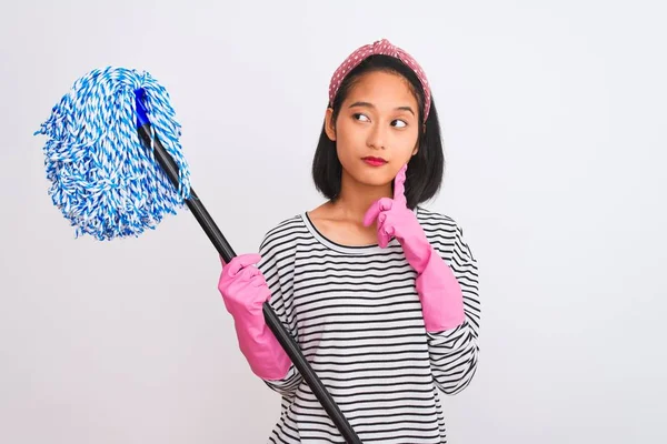 Joven Mujer Limpiadora China Con Guantes Sosteniendo Fregona Sobre Fondo — Foto de Stock