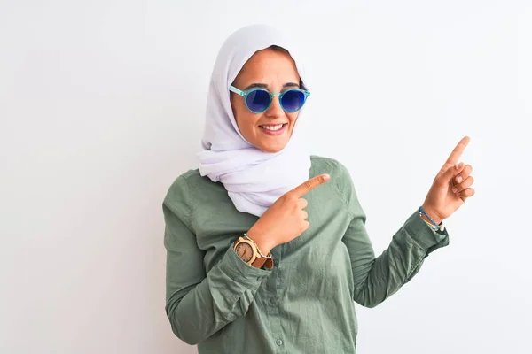 Mulher Árabe Jovem Vestindo Hijab Óculos Sol Verão Sobre Fundo — Fotografia de Stock