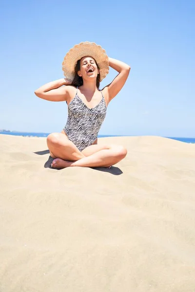 Junge Schöne Frau Sonnt Sich Sand Und Trägt Einen Sommerlichen — Stockfoto