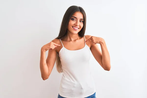 Joven Hermosa Mujer Con Camiseta Casual Pie Sobre Fondo Blanco —  Fotos de Stock